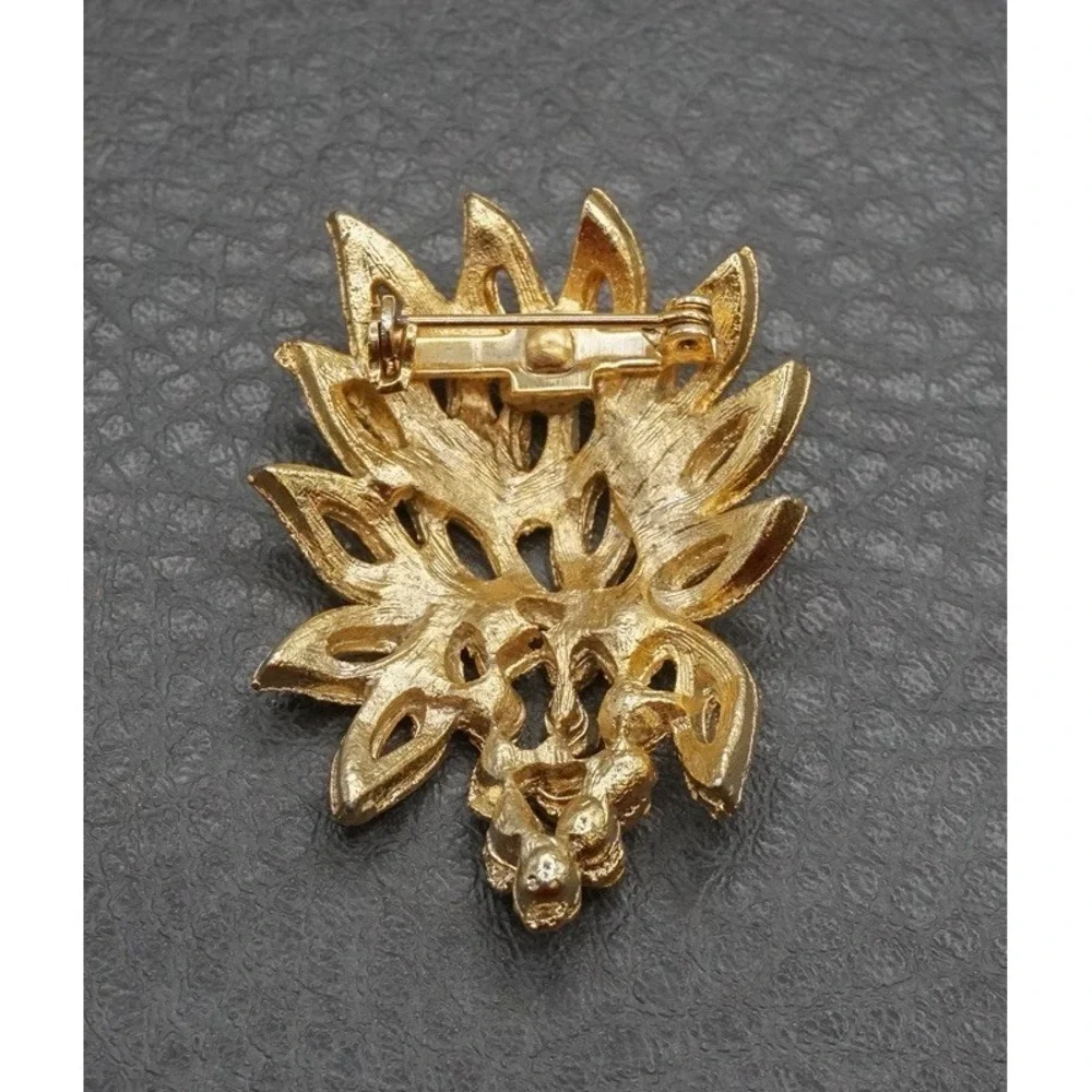 Vintage 80s Clear Rhinestone Crystal Gold Tone Leaf Plant Pin Brooch